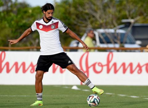 <b>Tysklands Sami Khedira og Jérôme Boateng er usikre på grunn av skade foran lagets VM-kamp mot USA torsdag.</b>
Khedira pådro seg en skade i det venstre kneet i Tysklands kamp mot Ghana lørdag og ble byttet ut etter 70 minutter. Boateng ble byttet ut i pausen etter å ha fått en smell i hoften.
Begge måtte stå over Tysklands trening søndag. Det er foreløpig usikkert om duoen kan spille tyskernes kamp mot USA torsdag.
Thomas Müller måtte sys med fem sting etter han fikk en smell på overtid mot Ghana. Han var i stand til å trene med det tyske laget søndag. Toppscoreren vil trolig være klar for kamp mot USA, der Tyskland kun trenger ett poeng for å ta seg videre fra gruppespillet. 
(NTB)