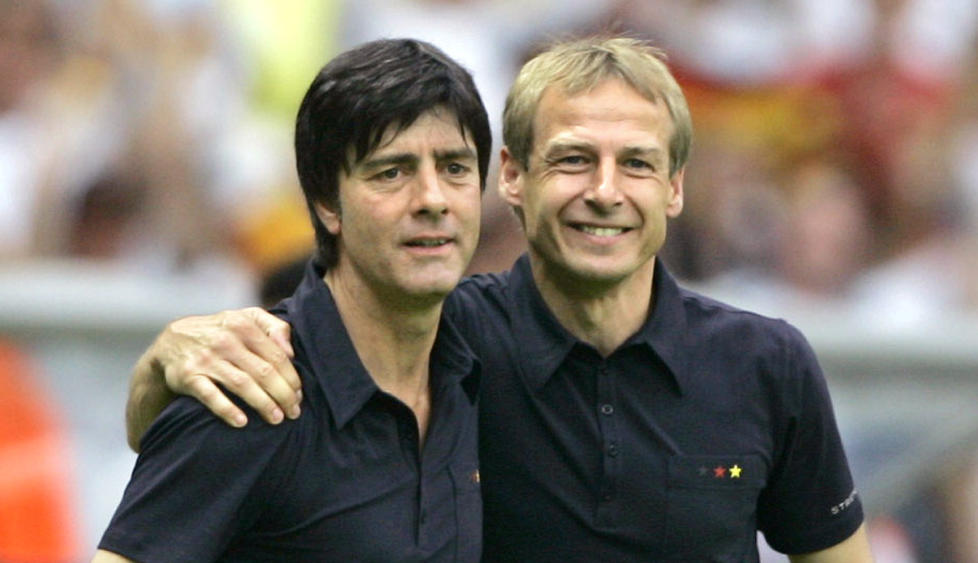 UAVGJORT I NATT: USA-sjef Jürgen Klinsmann (t.h.) hadde Joachim Löw som sin assistent da han ledet Tyskland i 2006. Torsdag møtes de i Recife, og begge er sikret åttendedelsfinale ved uavgjort. Det er klart etter at Portugal og USA spilte 2-2. Foto: Odd Andersen / AFP / NTB Scanpix