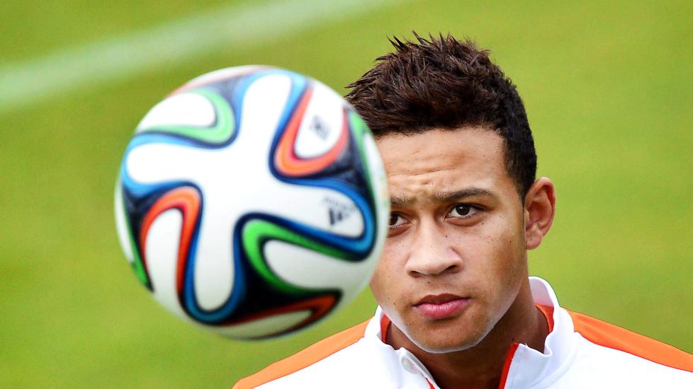 <b>Nye Ronaldo til United?</b><br>
Memphis Depay (20) ble Nederlands yngste VM-målscorer i forrige uke. I dag skriver tyske <a href='http://sportbild.bild.de/fussball/2014/fussball/transfer-news-premier-league-jagt-neuen-ronaldo-xavi-zu-bayern-36492738.sport.html'>Bild</a> at PSV-angriperen er aktuell for Premier League.<br>
Pris er 21 millioner euro og Manchester United og Tottenham skal være aller først i køen. <br>
Samme rykter er å finne i <a href='
http://www.mirror.co.uk/sport/football/transfer-news/tottenham-plot-transfer-dutch-wonderkid-3738634 '>Sunday Mirror</a>, som understreker at Nederland- og påtroppende United-sjef Luis van Gaal er så imponert av 20-åringen at han foretrekkes framfor etablerte angripere som Klaas-Jan Huntelaar og Jeremain Lens.