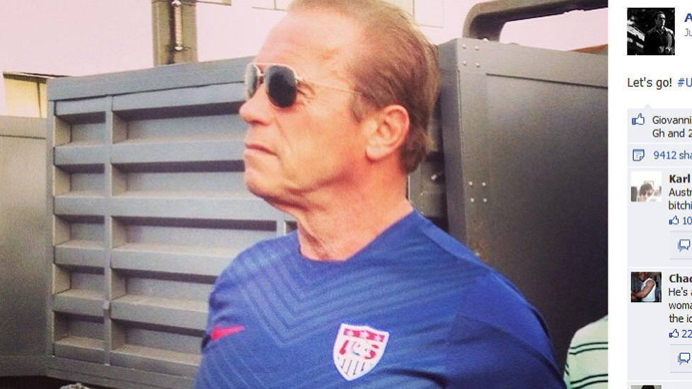 <b>USA, USA!:</b><br>
Fotballfeberen herjer i USA, og store som små lar seg rive med av "The Yanks" prestasjoner i Brasil. Noen riktignok større enn andre.<br>
Arnold Schwarzenegger la i natt ut følgende bilde på sin Facebook-side sammen med den korte og konsise beskjeden: "Let's go". <br>
Mann av få ord, godeste Arnold.