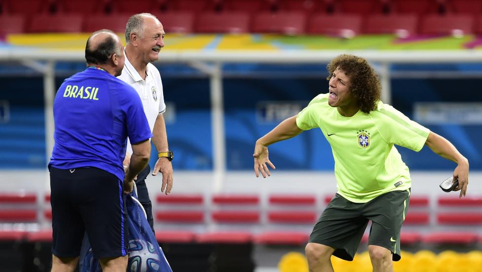 <b>KLOVNERIER:</b> Det ser unektelig ut som om det er god stemning på treningsfeltet til Brasil forut for siste gruppespillkamp mot Kamerun. David Luiz gjør i alle fall sitt for å holde humøret oppe hos Scolari.