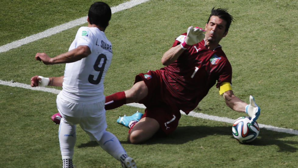 <b> DAGENS STØRSTE: </b> Luis Suarez tester Buffon.