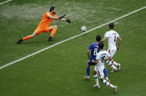 Her setter Miralem Pjanic scoringen som gjør at det ser helsvart ut for Iran hva avansement gjelder.