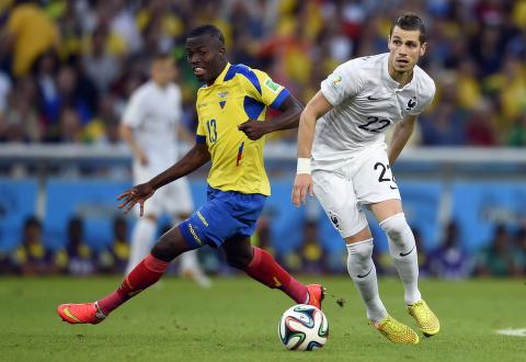 <b>HALTET AV:</b> Enner Valencia har vært viktig for Ecuador så langt i VM. Han ble liggende nede etter en takling og haltet såvidt av banen. Heldigvis for Ecuador er han tilbake.