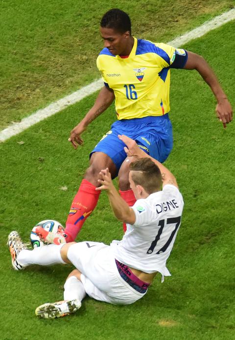 <b>DIREKTE RØDT:</b> Ecuadors kaptein Antonio Valencia fikk direkte rødt kort etter denne taklingen.