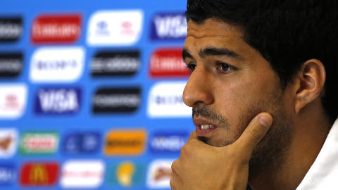 <B>DOMMEN?:</b> FIFA starter straks sin daglige pressekonferanse. Det hersker stor spenning rundt om de vil komme med sin dom mot Luis Suarez etter biteepisoden, eller ikke. Pressekonferansen kan du følge live på video her hos Dagbladet.