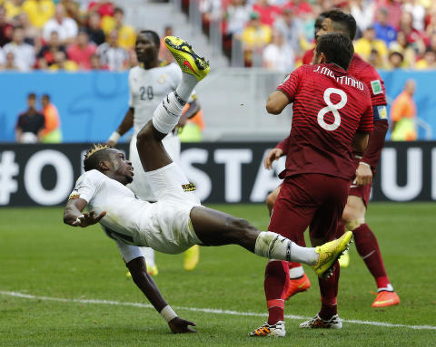 <B>SELVMÅL:</b> John Boye var maks uheldig da han skulle klarere et innlegg. Ballen gikk via låret og i mål. Kan vel nesten kalle det et brassespark.