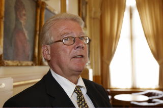 GAMMEL GARASJE: Carl I. Hagen opplyser at garasjen har st�tt p� tomten i 15 �r. Foto: Cornelius Poppe / SCANPIX