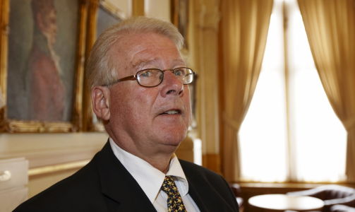 KLOKKEKLAR: Frp-topp Carl I Hagen mener kritikken av Human Rights Service er uberettiget. FOTO: SCANPIX