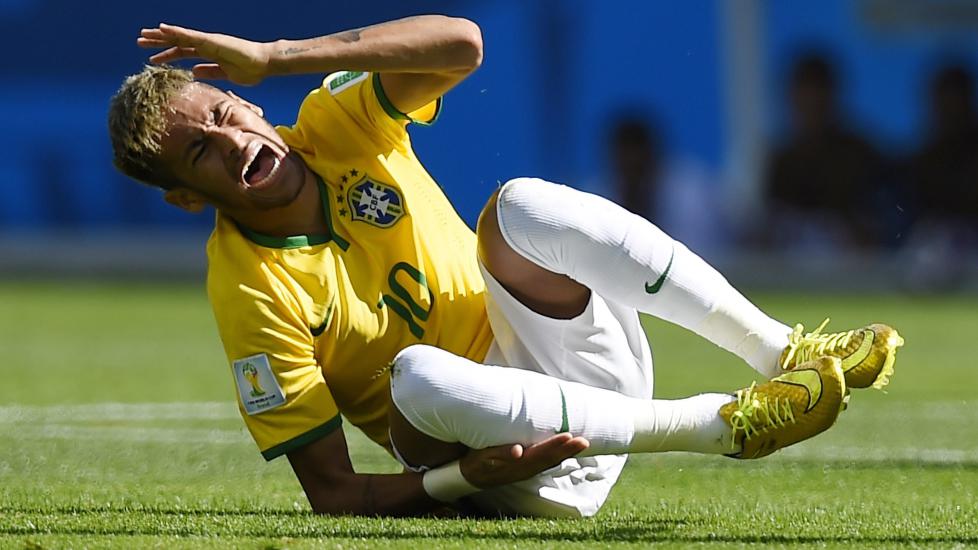 <b> HAR FÅTT BEHANDLING: </b> Chilenerne har gitt Neymar tøff behandling i åpningsminuttene. Brasil-stjernen har vært ute på sidelinjen for å få benhandling.