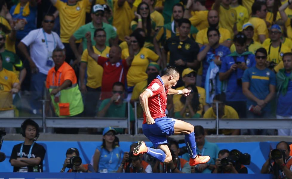 <b> SCORINGSHOPP: </b> Alexis Sanchez feirer etter sin utlikning mot Brasil.