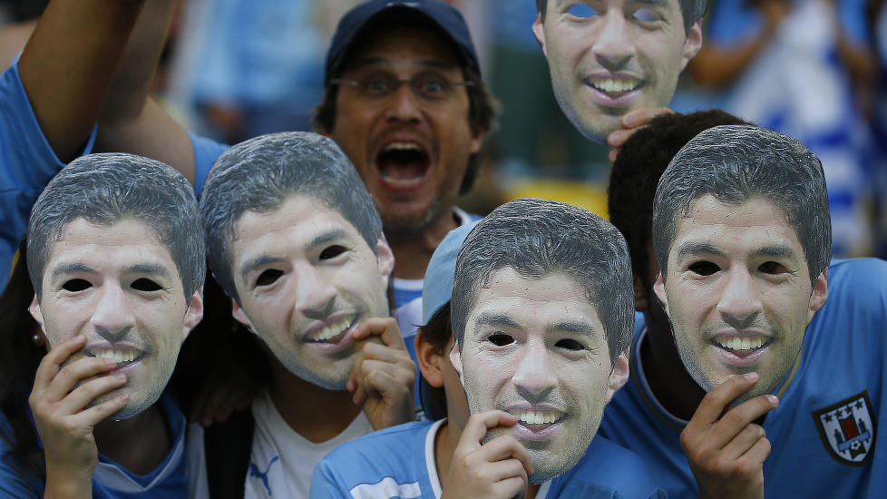 <b> PÅ PLASS: </b> Den ekte Luis Suarez er ikke på Maracana i Rio de Janeiro. Men på tribunen finnes han.