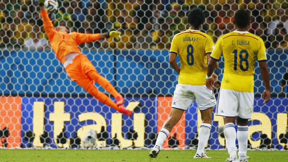 <b> 1-0: </b> Colombia leder 1-0 til pause over Uruguay etter denne drømmescoringen av James Rodriguez.