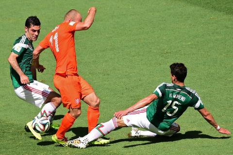 <b>BØR HA STRAFFE?</b> Arjen Robben blir felt to ganger i samme situasjon, men får ingenting av dommeren. Er det Robbens frynsete rykte som ødelegger for ham, tro?