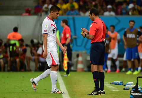 <B>I DUSJEN:</b> Costa Rica må klare seg med ti mann ut kampen, etter at Oscar Duarte fikk sitt andre gule i kampen. 