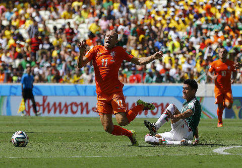 <B>INGENTING:</b> FIFA sier at det ikke vil gjøre noe med Arjen Robben selv om han innrømmet i etterkant at han filmet under gårsdagens åttedelsfinale mot Mexico, melder Daily Mail. Robben sto i går ved at det var straffe, den på overtid som Nederland fikk straffe for, men innrømmet at en av de andre situasjonene i kampen var filming. 