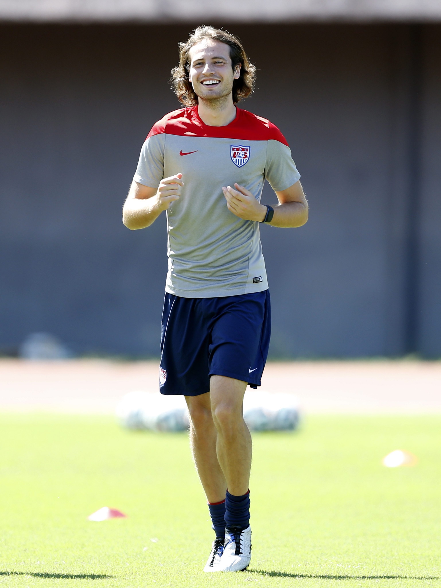 PÅ PLASS: I morgen møtes USA og Belgia i åttedelsfinalen i Salvador, og Mix Diskerud ser ut til å være i godt humør på dagens trening, til tross for at han foreløpig ikke har fått noen spilleminutter i VM. 
Jason La Canfora i  <a href='http://www.cbssports.com/world-cup/eye-on-world-cup/24601587/united-states-yet-to-play-best-game-needs-to-tweak-lineup-for-belgium'>CBS Sports</a> skriver i en kommentar i dag at han synes Jürgen Klinsmann burde starte med Diskerud i morgendagens kamp. 
Om Klinsmann velger å høre på det tipset gjenstår å se, kampen mellom USA og Belgia starter klokka 22.00 i morgen kveld. 
