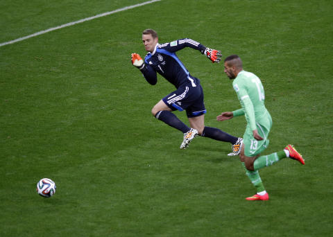 <B>Bærtur:</b> Manuel Neuer var på en ørliten bærtur i åpningsminuttene. Men heldigvis for Tyskland greide keeperen å stoppe Slimani. 