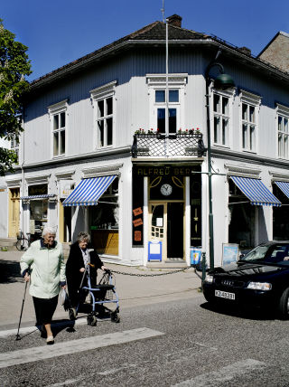 Snart hundre: I en gr�malt hj�rneg�rd like overfor torget
i Horten ligger kolonialforretningen Alfred Berg, slik som
den har gjort siden 1915.