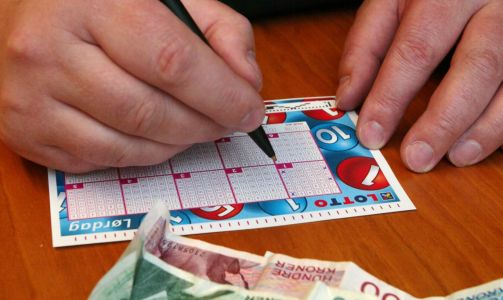 VINNERLYKKE: En 80-�rig kvinne fra Meldal vant toppgevinst. FOTO : Bj�rn Sigurds�n / SCANPIX