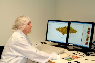 STUDERER SM� STRUKTURER: F�rsteamanuensis Fride Vullum viser fram strukturene i et materiale som er scannet gjennom et avansert mikroskop. Skalaen p� bildet viser 0-5 nanometer, sammenliknbart med 0-5 fotavtrykk p� m�nen sett fra jorda.
