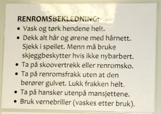STRENGT: For at rommet skal holdes s� rent som mulig, m� forskerne f�lge strenge regler for p�kledning.