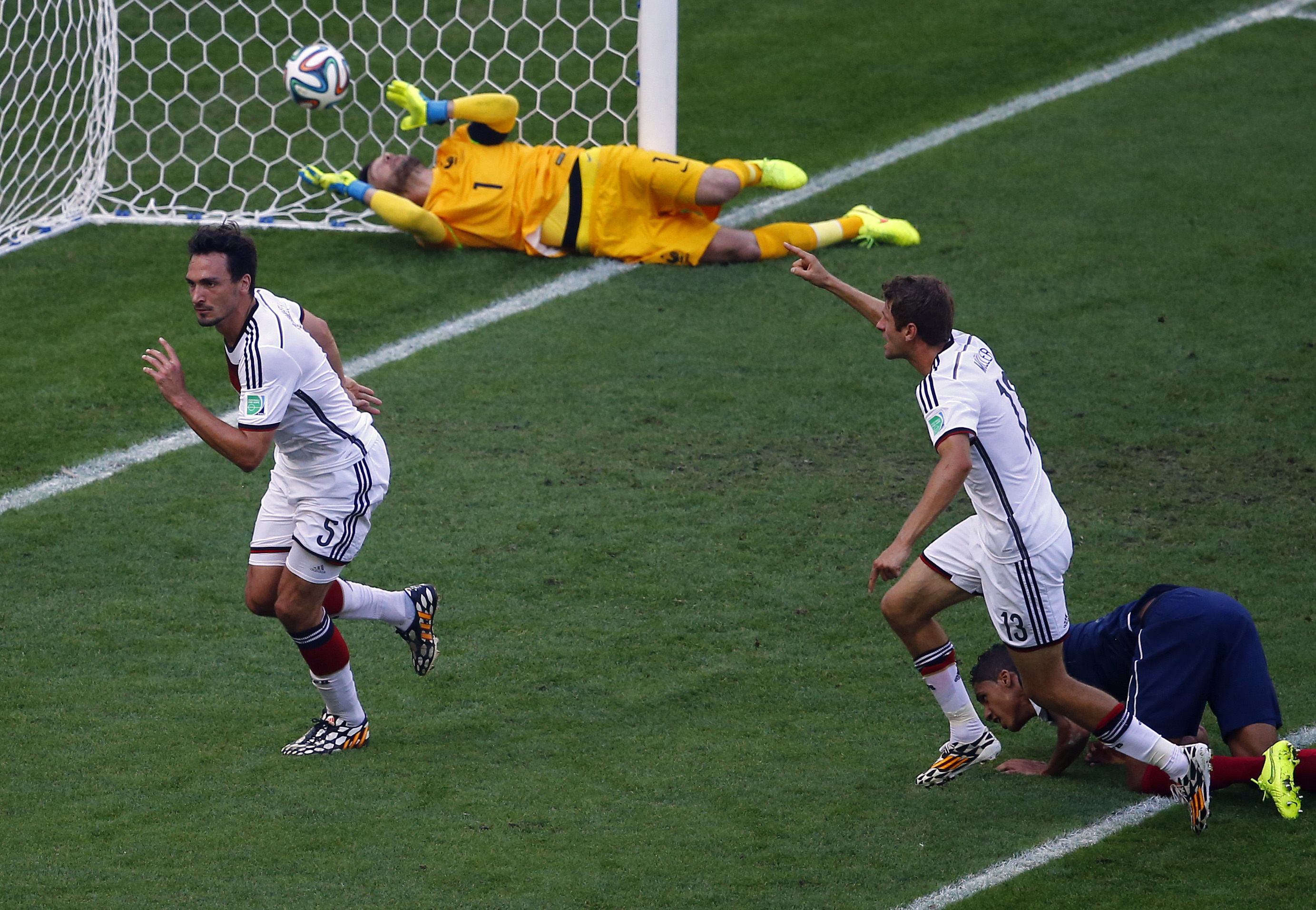 Mats Hummels og Thomas Müeller jubler for 1-0-scoringen. 