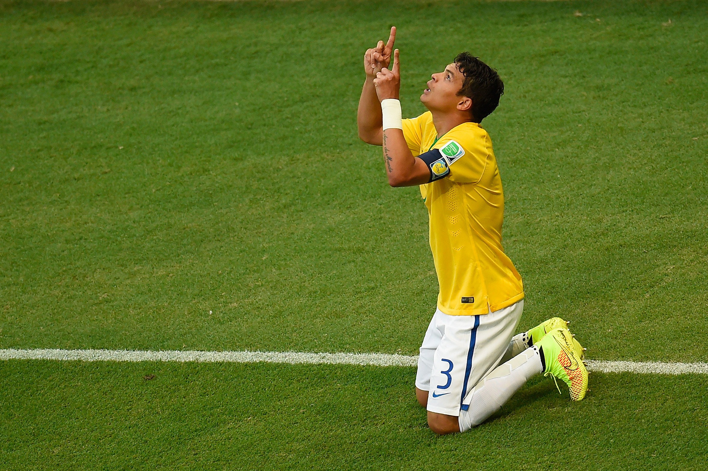 <B>TAKKER HØYERE MAKTER:</B> Brasil-kaptein Thiago Silva etter 1-0-scoringen mot Colombia.