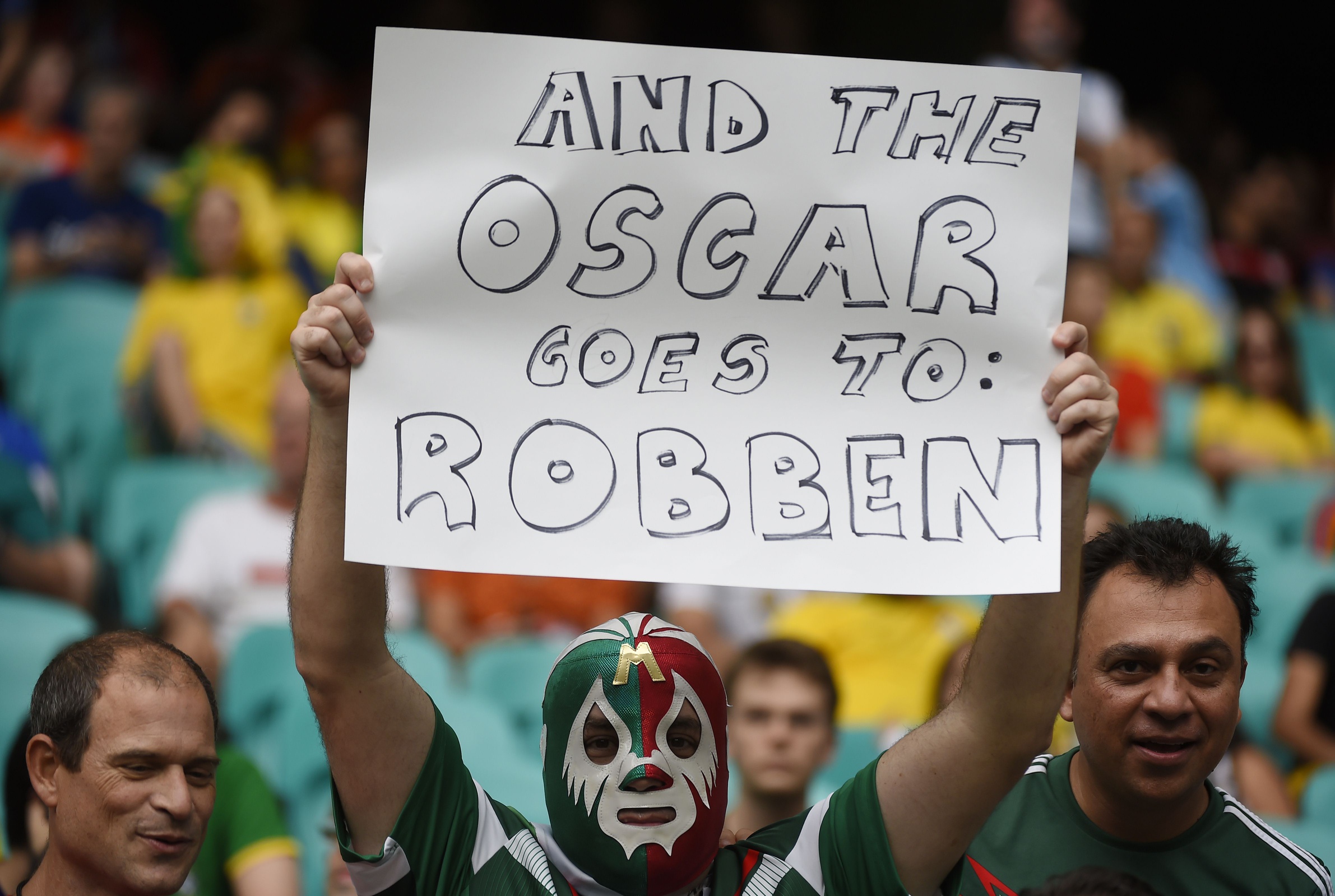 <B>ROBBEN:</b> Blir det mer filming fra Arjen Robben i kveld? Enkelte på tribunen har allerede gitt ham Oscar for innsatsen i åttedelsfinalen mot Mexico... Og denne supporteren (kledd i Mexico-drakt) er nok redd nederlenderen vil prøve seg igjen i kveld.