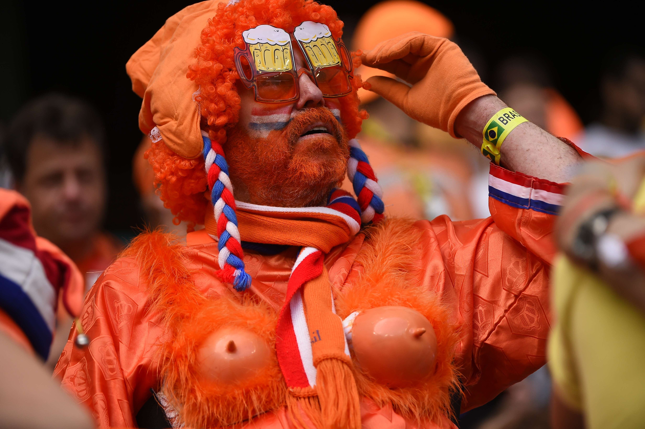 <B>ORANJE:</b> Nederlendere er kjent for å ikke holde tilbake når det kommer til å kle seg i sin nasjonalfarge: oransje. Men denne fyren har virkelig lagt innsats i å pynte seg til kamp!
