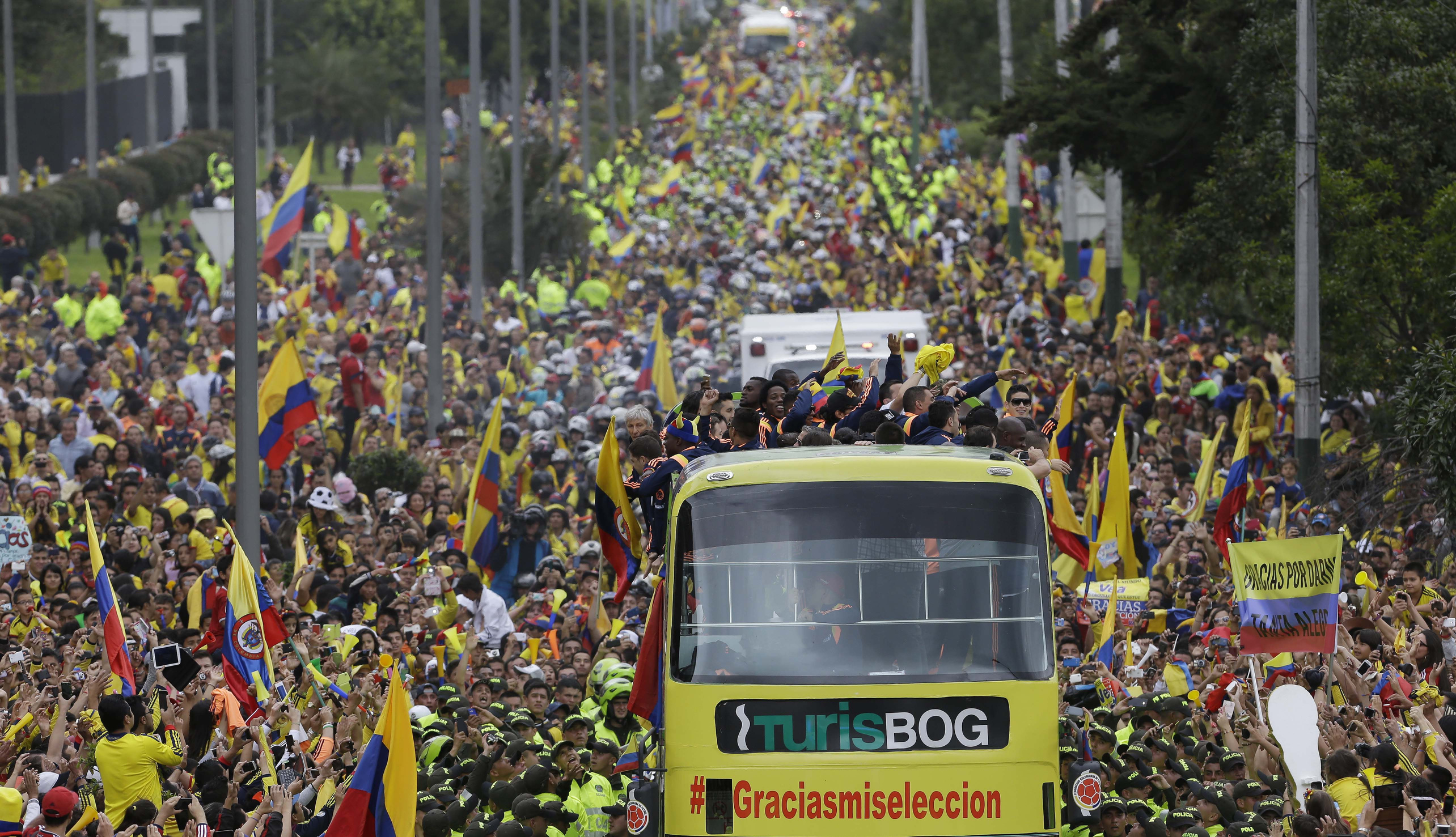 <B>HJEMME:</b> Det colombianske landslaget ble tatt imot som noen virkelige helter da de kom hjem i dag. 