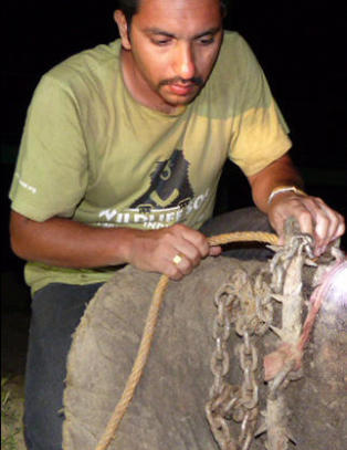 Raju gråt tårer da han ble reddet etter 50 år med nagler, lenker og juling
