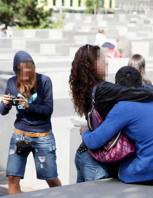 Selvportretter fra konsentrasjonsleirer og party på holocaustminnesmerket