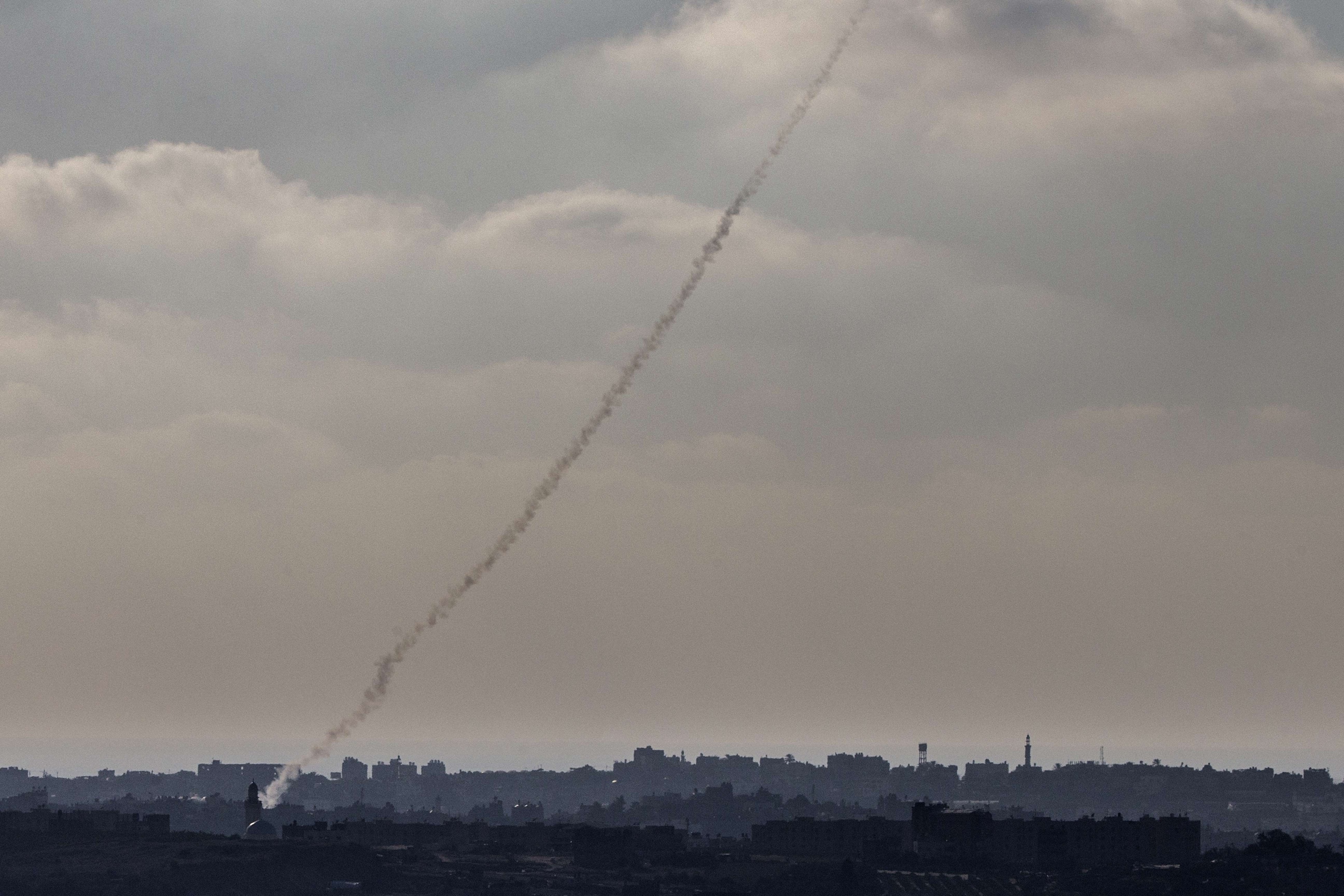 Her skytes en rakett fra Gazastripa og mot Israel. Nå kommer stadig flere meldinger om bruk av langdistanse-raketter. Alarmene har gått i Jerusalem, Binyamamina og Tel Aviv i dag. 