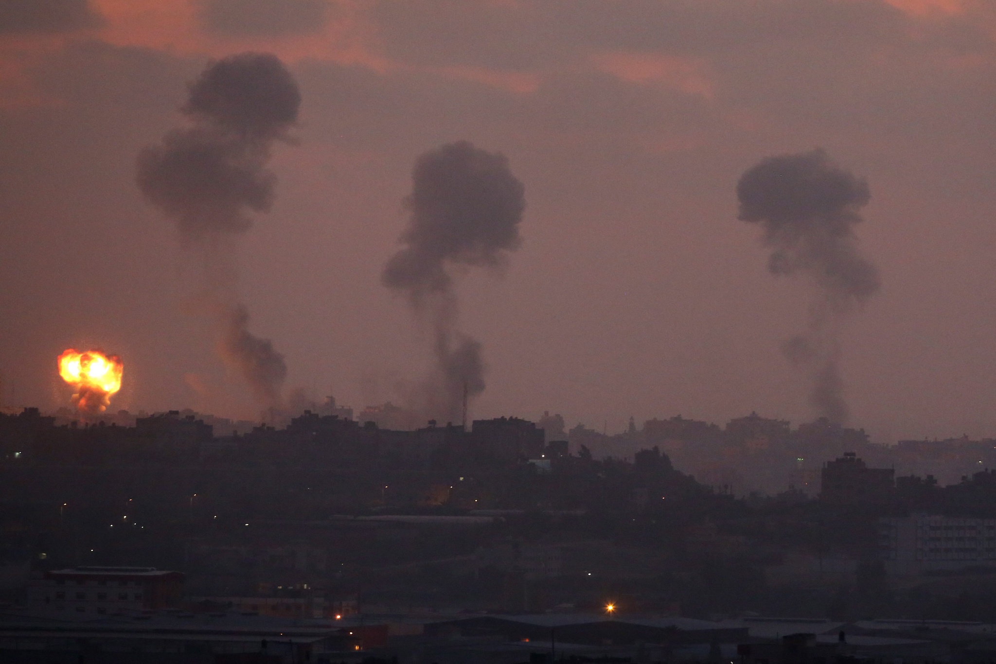 Israel vil hevne den kraftige beskytningen av langdistanseraketter mot Israel. Her stiger røyk fra områder som har blitt bombet av israelerne på Gazastripa.