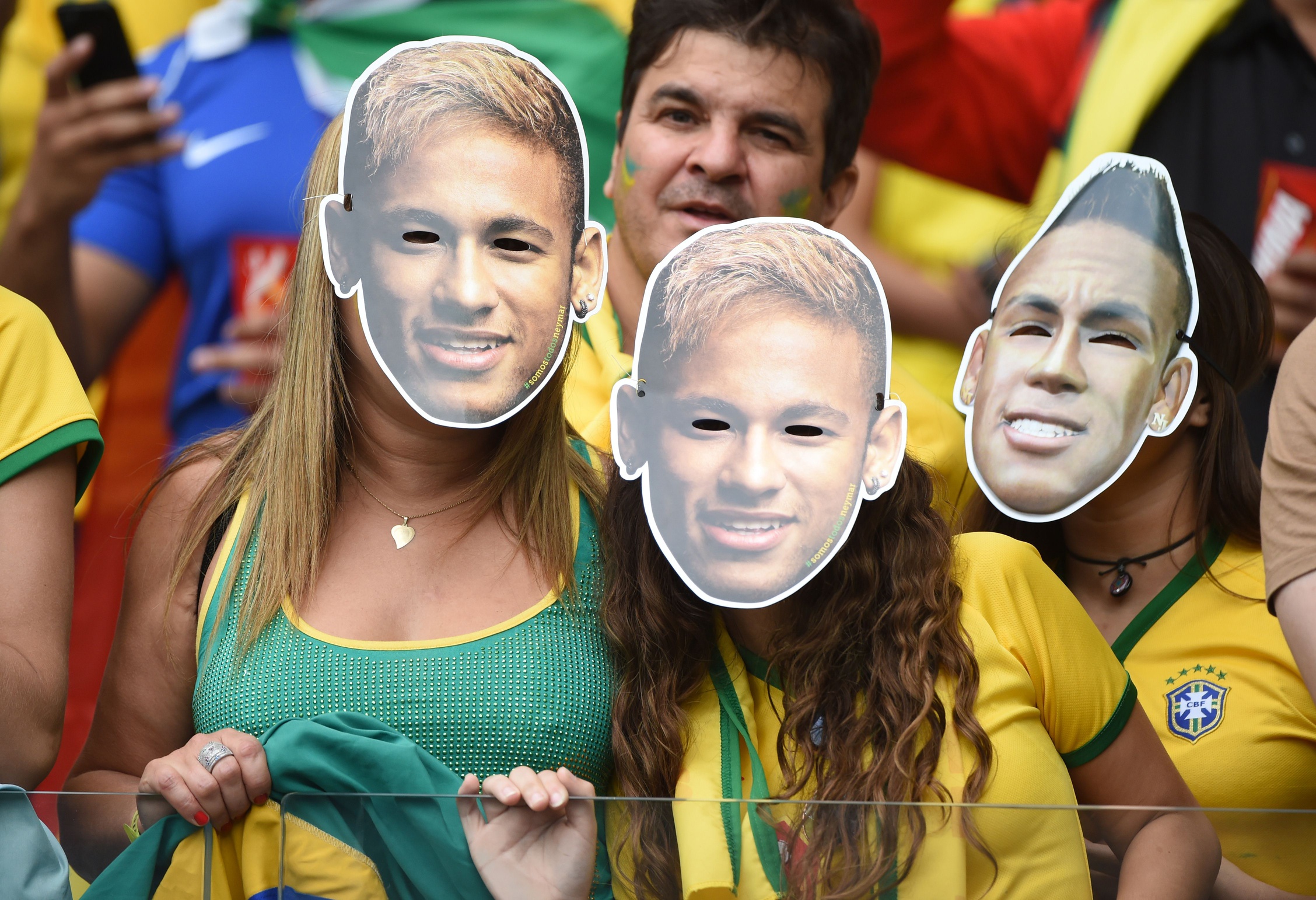 <B>NEYMAR-MASKER:</b> Det skal være trykket opp 120 000 Neymar-masker foran kveldens kamp - og nå begynner de å bli synlige på tribunene i Belo Horizonte. 
