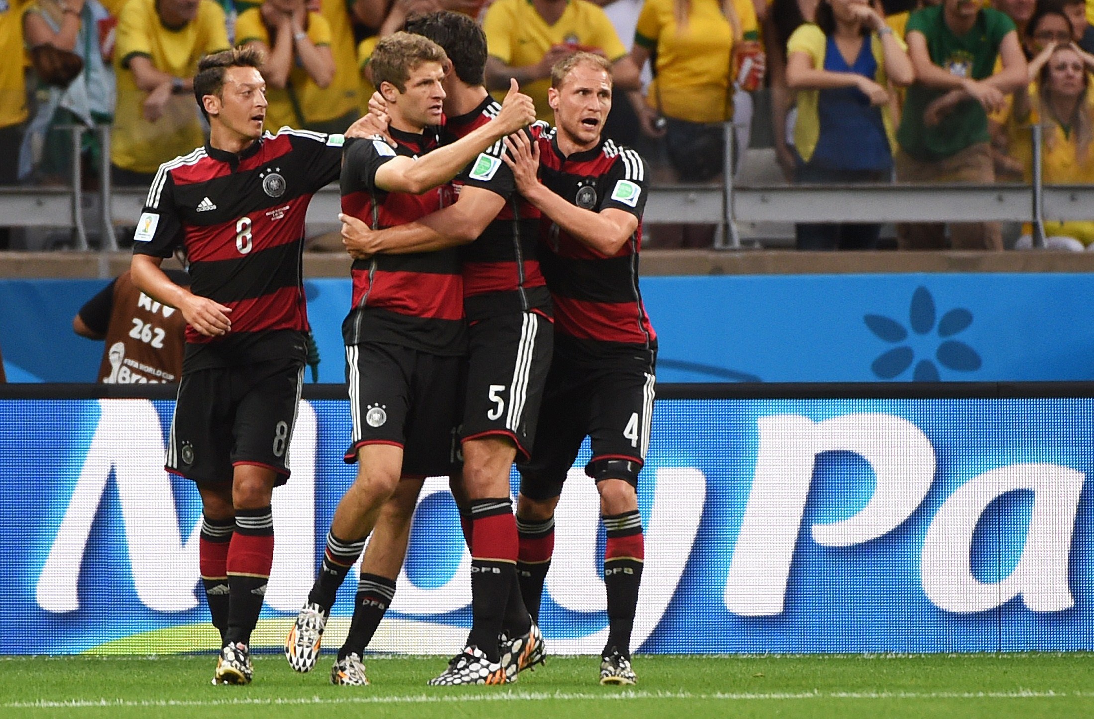 <B>JUBEL:</b> Tyskland og Thomas Müller fikk juble først i kveld. Så blir det spennende å se om det er siste gang for Tyskland i kveld - og om Brasil får noe å juble for. 