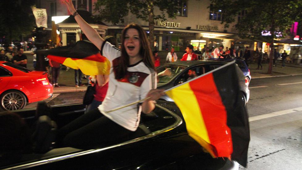 Berlin gikk i lufta av glede. I natt myldret hovedgata Kurfürstendamm med flagg og feststemte mennesker.