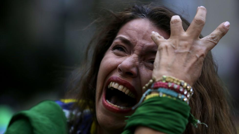 <b> I SJOKK: </b> En brasiliansk supporter gråter.