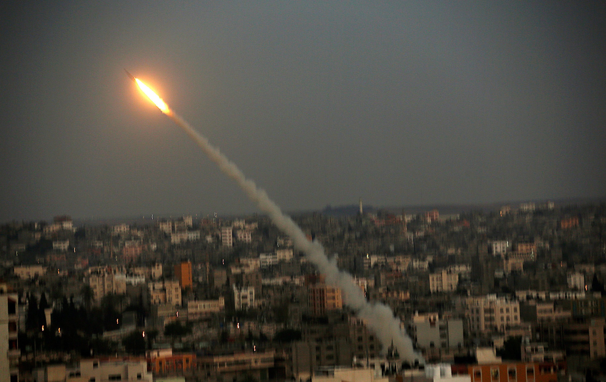 Her skyter Hamas en M75-rakett fra Gazastripen og mot Israel.