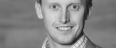 - Dagbladets kommentator har neppe vært til stede. Partidemokratiet lever i beste velgående