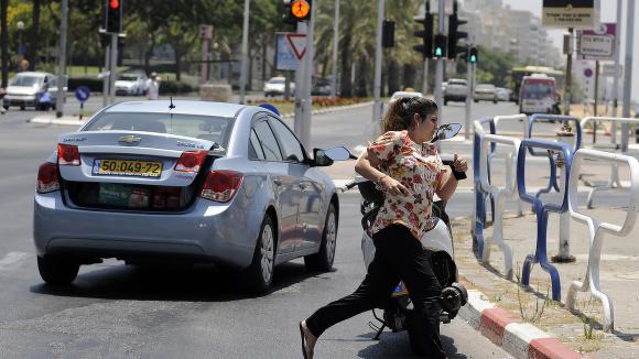 Fra Gaza til Tel Aviv er gatene tomme for folk, ifølge flere medier. Her løper en kvinne for livet, etter at flyalarmen gikk av i Ashdod, som ligger omtrent midt mellom Gaza by og millionbyen Tel Aviv. Både palestinere og israelere gjemmer seg nå innendørs, i frykt for å bli truffet av rakettene som hagler. 