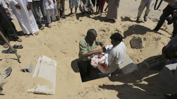 Abdallah Abu Ghazal (5) senkes ned i jorda under sin begravelse i nordlige Beit Lahiya. Gutten mistet livet da familiehjemmet hans ble truffet av en rakett fra Israels militære. Så langt skal 77 personer ha mistet livet, alle i Gaza. Ingen personer er så langt drept i Israel, selv om det har kommet flere raketter også dit. 