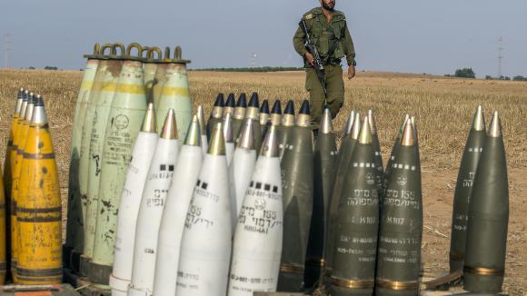 Slik ser det ut langs den sørlige grensa av Israel mot Gazastripen fredag formiddag: Det israelske forsvaret (IDF) forbereder seg på dag fire av operasjon Protective Edge. 

Siden operasjonen ble igangsatt natt til tirsdag, har landets våpen tatt livet av nærmere 90 palestinere, i hovedsak sivile, gjennom bombingen av nærmere 1090 mål. 

Det er Israels største operasjon mot Gaza siden november 2012. Gaza har på sin side skutt ut 407 mindre bomber og raketter. 

Rundt 118 raketter har blitt stanset av Iron Dome, Israels forsvarsskjold. Så langt har ingen israelere mistet livet i kampene, men to personer skal være kritisk skadd.  
