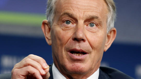 Storbritannias tidligere statsminister Tony Blair sier konflikten i Midtøsten er kritisk: 

- Vi er ved et veldig, veldig kritisk punkt, og det er åpenbart at man internasjonalt og nasjonalt må gjøre alt man kan for å forhindre situasjonen både midlertidig og på langsikt, sier han. 

- Vi må gjøre så folk i Gaza, på Vestbredden og Israel kan være sikre på at det er en ordentlig plan som skal forhindre at det tar seg opp. Det må legges en plan som gjør at man slipper slike situasjoner i framtida, for folks sikkerhet og fred, sier han, ifølge The Telegraph.
