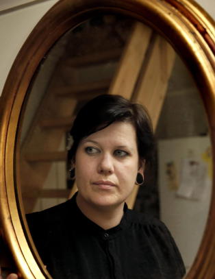 Virkeligheten brister og blir borte, hodet er fylt av bråk
og uro