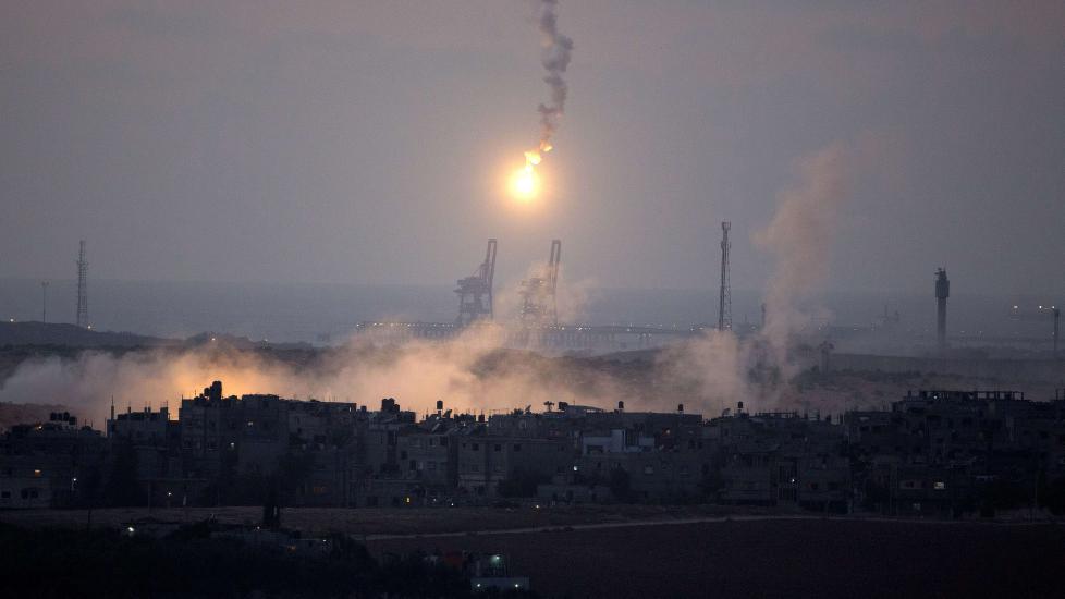 Tre raketter slo natt til tirsdag ned i og tett ved den israelske feriebyen Eilat ved Rødehavet, og flere mennesker skal ifølge ubekreftede meldinger være såret.