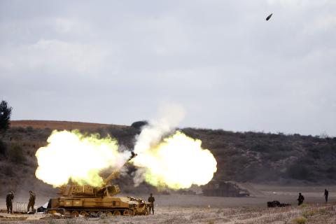 Her avfyrer en israelsk 155 mm mobil artillerikanon en runde mot Gazastripen tidligere i dag. 