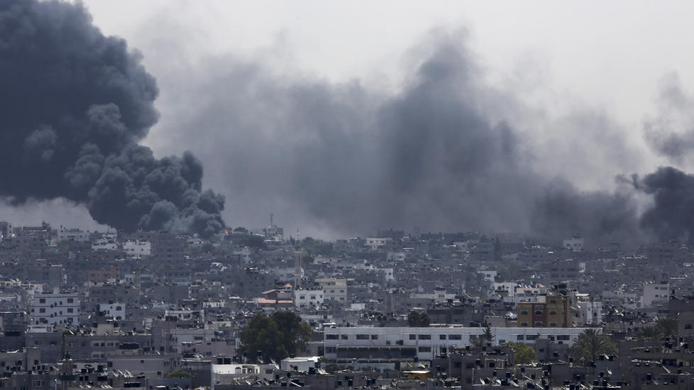 Tusenvis av palestinere på flukt etter nattens bombing.