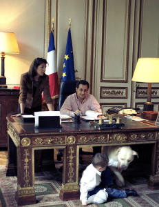 Sarkozy lot hundene spise Napoléons møbler